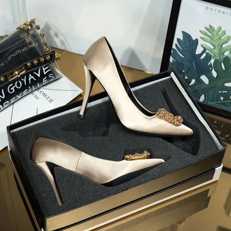 Schwarze spitze Satin-Pumps – Eleganz pur für besondere Anlässe. Diese Schuhe vereinen Stil und Komfort, perfekt für jeden Auftritt.