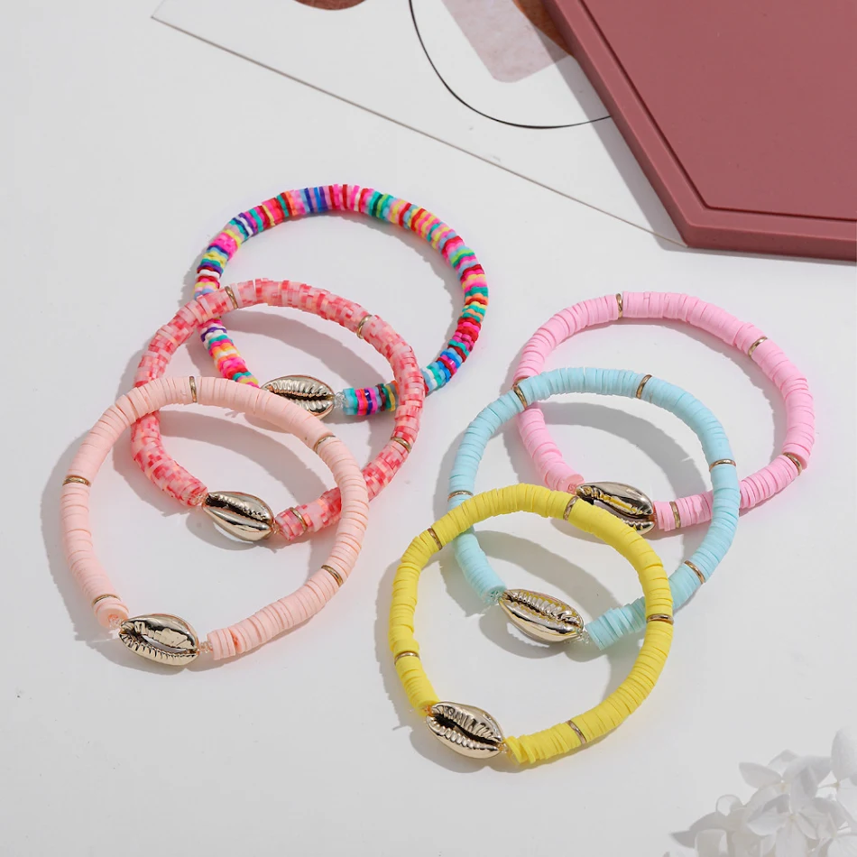 Bohemian Etnische Stijl Polymer Klei Armband met schelpenkleuren. Voeg een vleugje boho en elegantie toe aan je outfit.