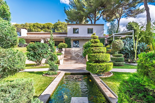 Villa with pool 1