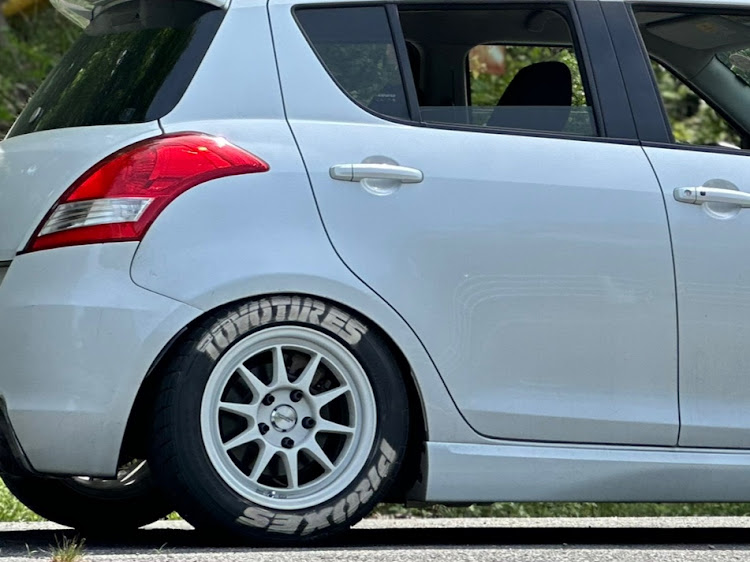 スイフトスポーツのスイフトスポーツ・zerofighter・ドライブ・タイヤレターに関するカスタム事例の投稿画像2枚目