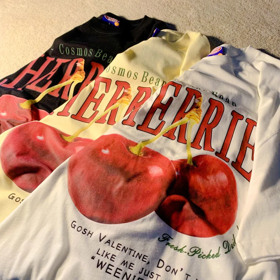 Camiseta masculina preta de algodão com estampa de frutas, manga curta, leve e fresca para o verão, ideal para um visual casual e descontraído.