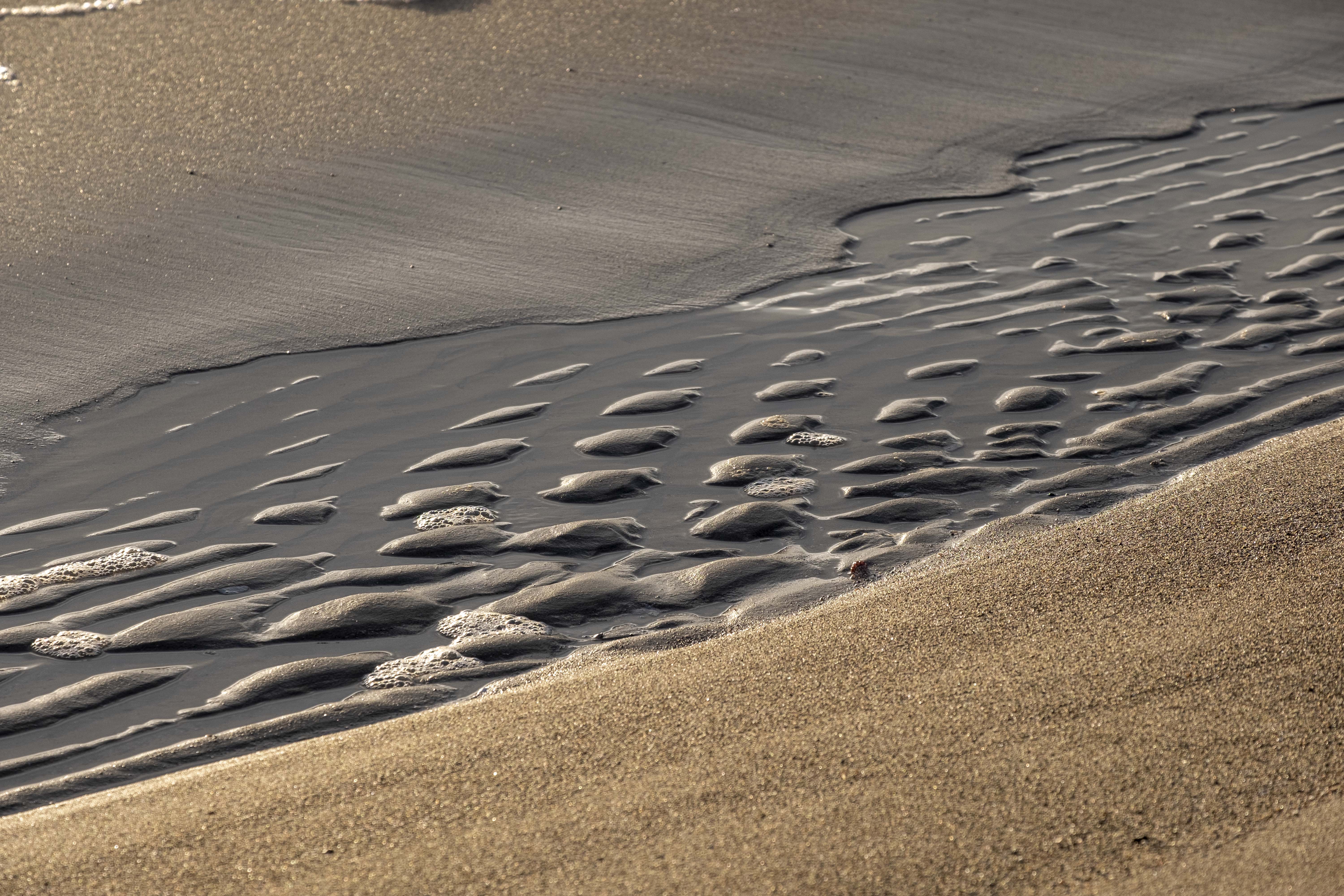 and the water flows through the sand di Isashot