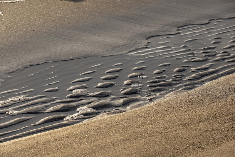 and the water flows through the sand di Isashot