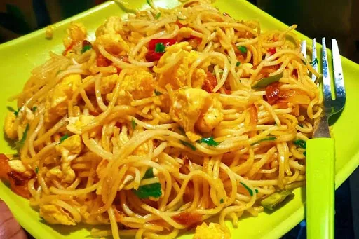 Egg Chicken Hakka Noodles