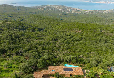 Seaside villa with pool and garden 3