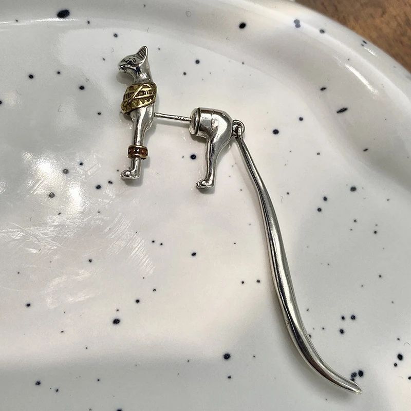 Boucles d'oreilles chat tridimensionnelles pour femmes. Élégance féline et charme irrésistible. Légères, uniques, parfaites pour toutes les occasions.