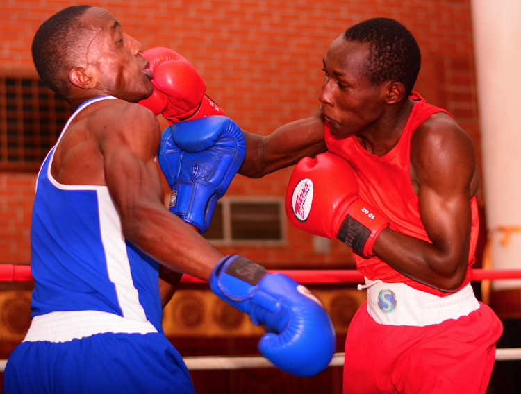 Kisumu's Ater Bunde (L) in battle with Dalmas Kyalo of Murang'a during a past fight.