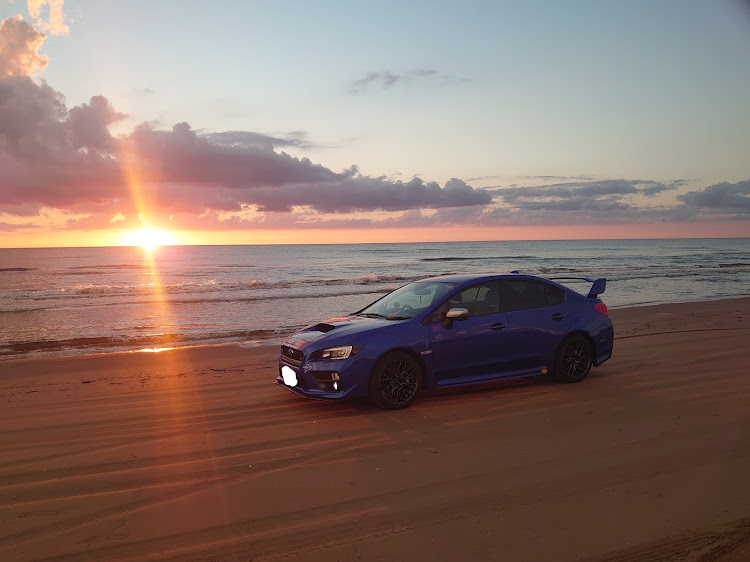WRX STIの海と愛車・日本海オフ・千里浜しか勝たん・弁天岩に関するカスタム事例の投稿画像5枚目