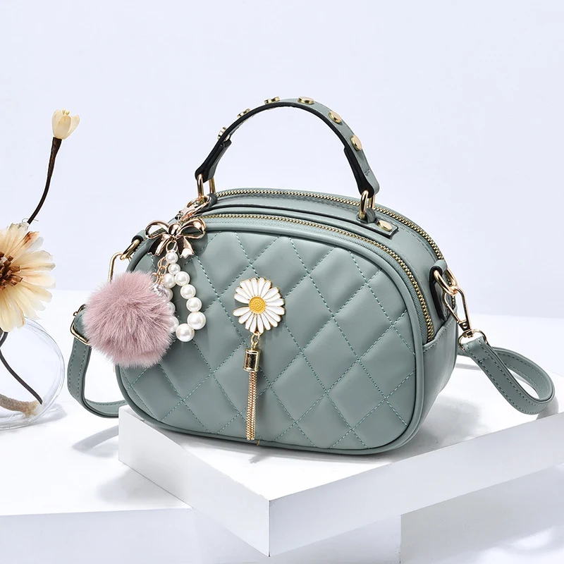 Nieuwe modieuze parelhandtas, perfect voor elke outfit. Een veelzijdig accessoire voor dames, ideaal voor elke gelegenheid. Maak je look compleet met deze tas.