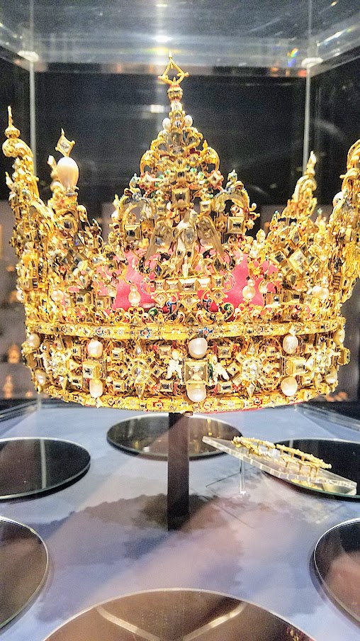 Visiting Rosenborg Castle in Copenhagen. In the second room of the treasury, the highlight is Christian IV’s Crown, a crown of gold with enamel, table-cut stones and pearls for a total weight 2895 grams, aka it weights more then 6 pounds. The crown is full of symbolism, such as coats of arms of royal provinces, or figures representing the virtues which a good king should possess, and at the same time his functions as a sovereign