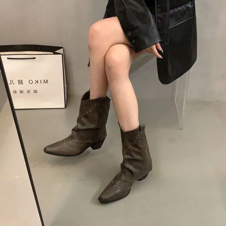 Botines Retro con Remaches para Mujer Diseño de Moda – Estilo Vintage con Detalles Modernos, Comodidad y Elegancia para Cualquier Ocasión.