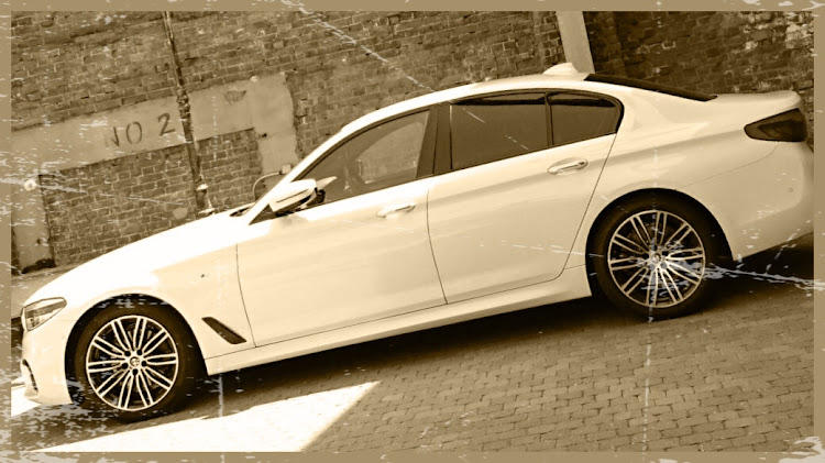 5シリーズ セダンの加工アプリ・bmw・ビンテージに関するカスタム事例の投稿画像2枚目