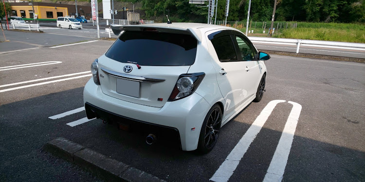 ヴィッツの字光式ナンバー愛好会・帰省してコラボ・他力本願で洗車・フォロワーさんと車には感謝に関するカスタム事例の投稿画像1枚目