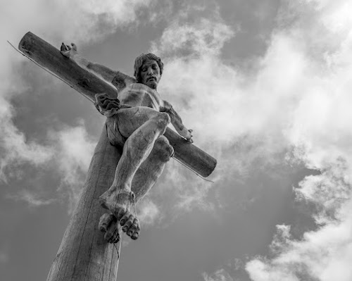 Cristo in croce sul Seceda di fernando rugge
