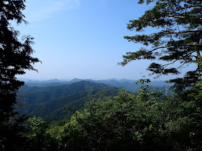 岩場からの展望（中央奥に高曝山と平成山）