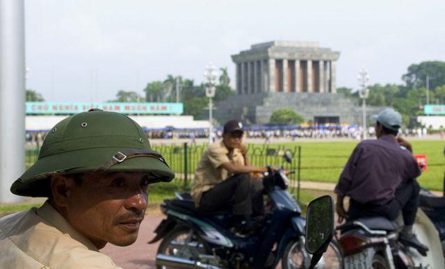 Người dân đứng trước Lăng Hồ Chí Minh ở Hà Nội