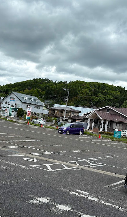 ヴォクシーのエアサスのある生活・振り向きざまに・街中に溶け込む仕様に関するカスタム事例の投稿画像1枚目