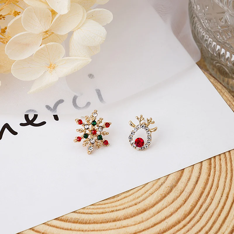 Boucles d'oreilles clous asymétriques flocon de neige en forme d'élan à aiguille. Parfaites pour ajouter une touche festive et unique à votre look.