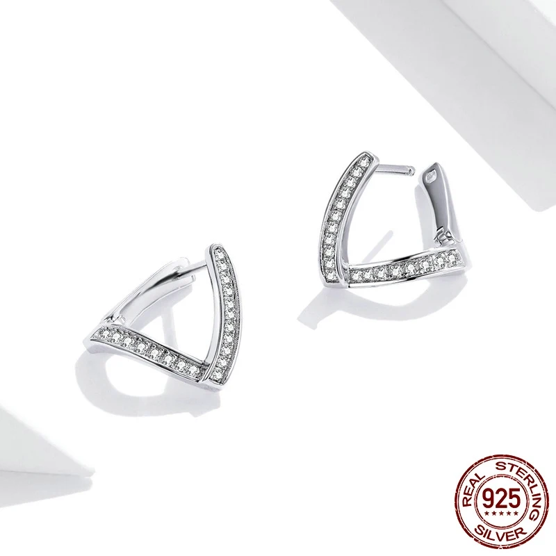 Brincos geométricos de prata esterlina S925 com zircônias. Design elegante e moderno para um visual sofisticado. Ideal para mulheres que buscam estilo e brilho.