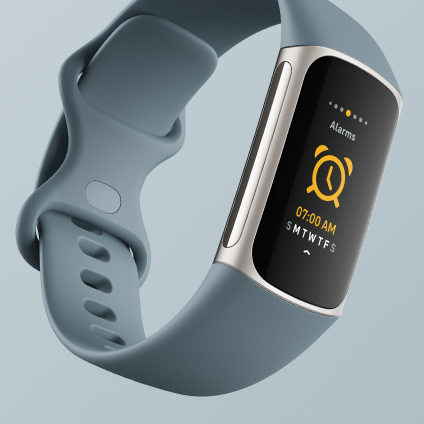 Schermata del tracker Fitbit Charge 5 raffigurante l'interfaccia della funzione sveglie