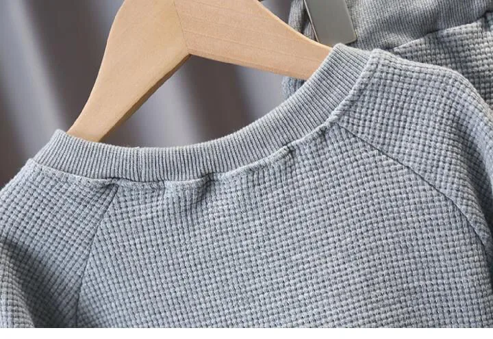 Jungen Waffel Sportmode zweiteiliger Anzug. Bequemes und stylisches Set für aktive Jungen, atmungsaktiv, ideal für Sport und Freizeit.