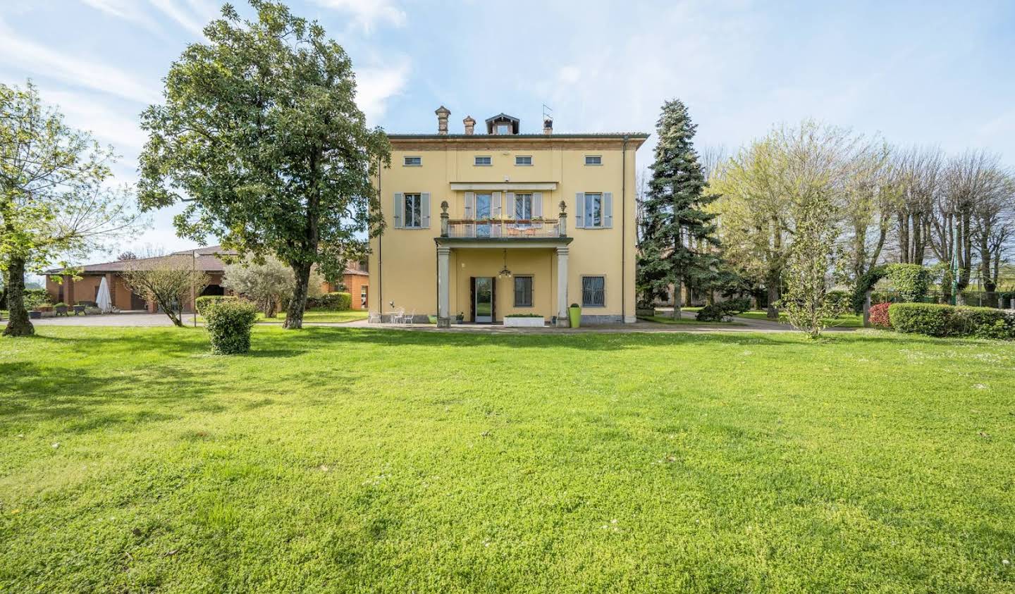 Villa with pool and garden Piacenza