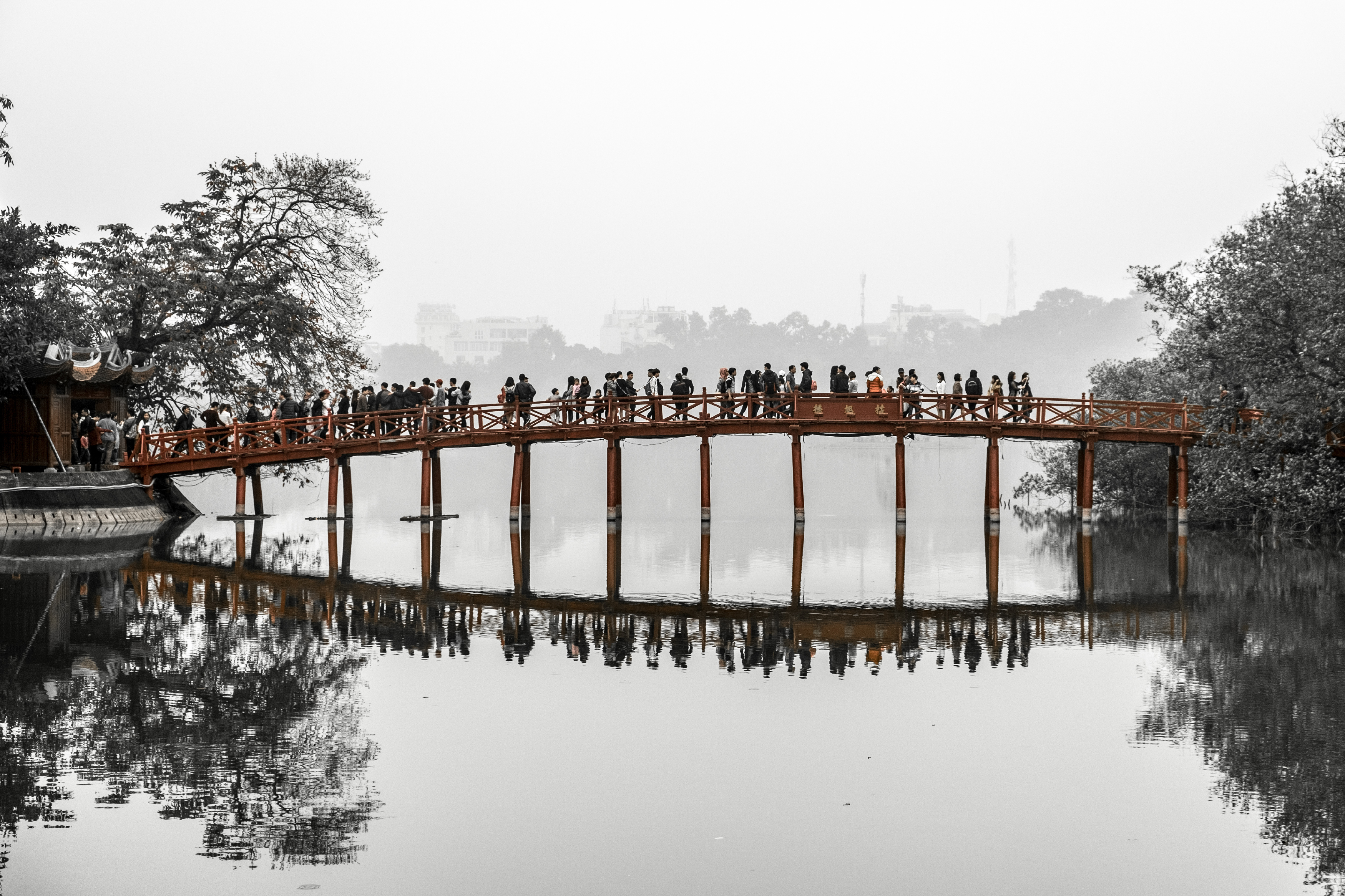 Hanoi, ponte sul lago di Hoan Kiem di mattia pellegrini