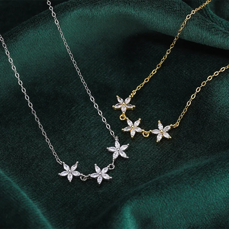 Sterling zilver vergulde 14-karaats gouden eenvoudige vijf-bloemblaadjes ketting voor dames. Een subtiele en elegante halsketting.