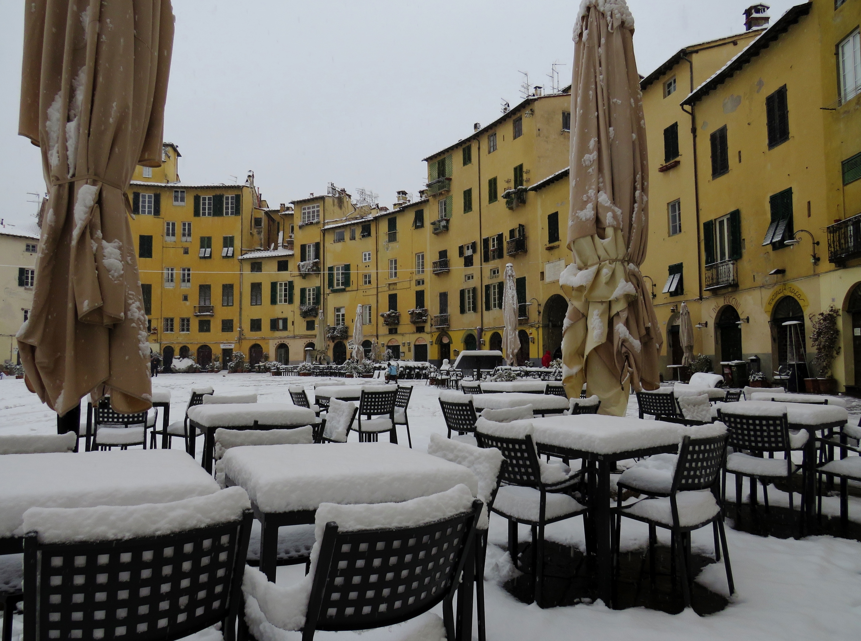 Tavolini in Piazza Anfiteatro a Lucca di Giorgio Lucca