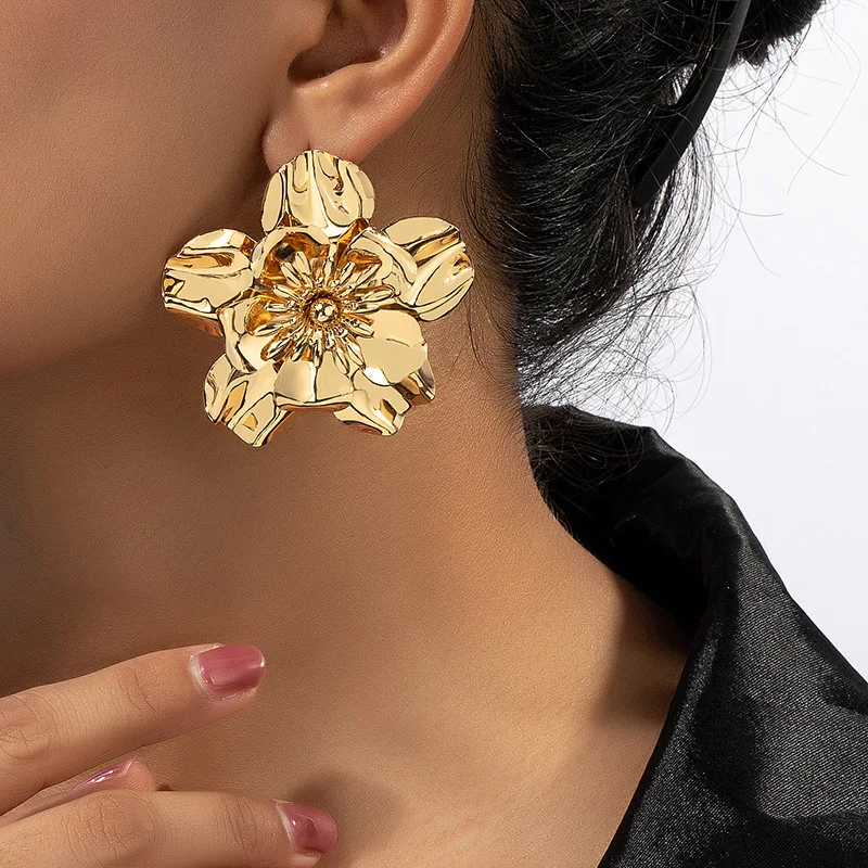Boucles d'oreilles fleurs vintage pour femmes, design niche, clous d'oreilles peints, un accessoire unique pour sublimer votre style.