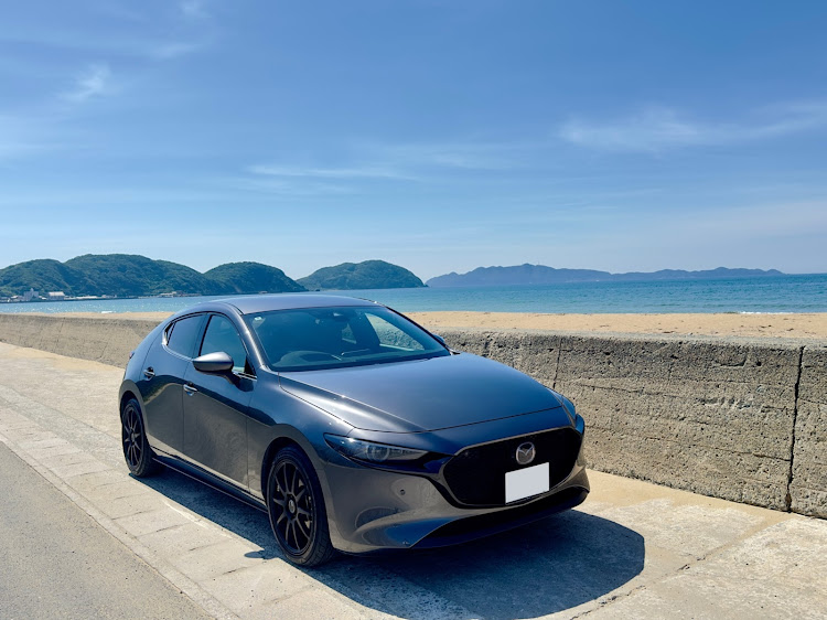 MAZDA3の有給休暇満喫中・海と愛車・熱中症に注意・梅雨明け・いつもいいねありがとうございます😊に関するカスタム事例の投稿画像1枚目
