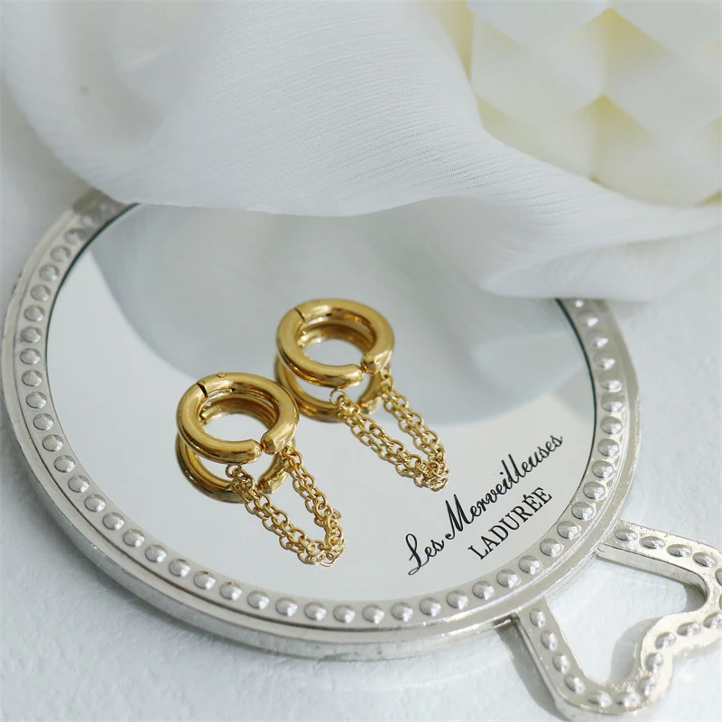 Clip d'oreille géométrique simple rétro en acier titane pour femmes, un bijou minimaliste et élégant pour sublimer votre style au quotidien.