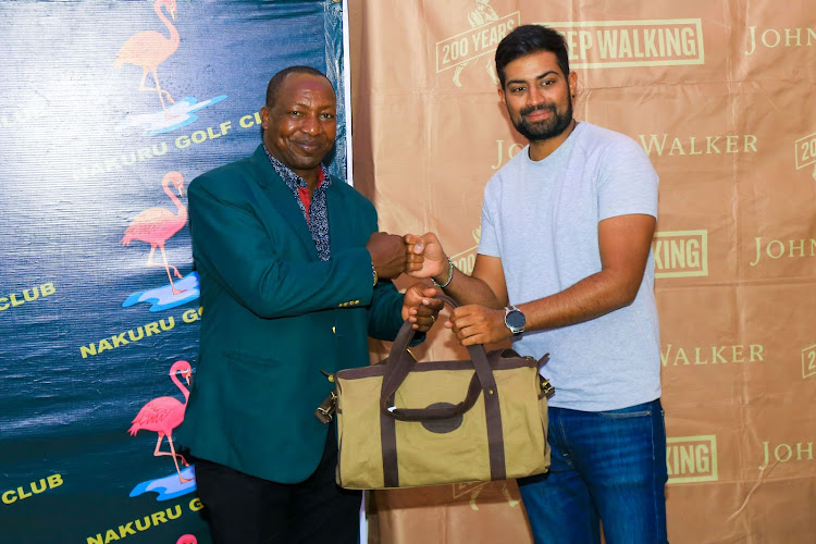 Sazil Shah receives award from Stephen Kihumba during the fourth leg of the Johnnie Walker Golf Series.