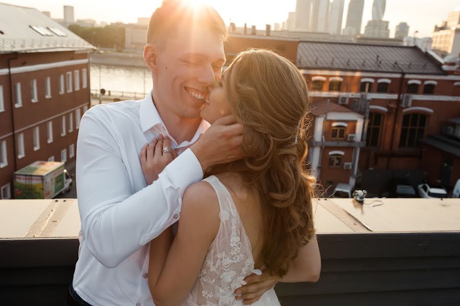 Fotógrafo de casamento Kseniya Gostischeva (weddinggos). Foto de 1 de julho 2019