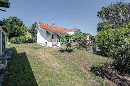 Buy this luxury house in Andernos-les-Bains (33510) - White house with green garden