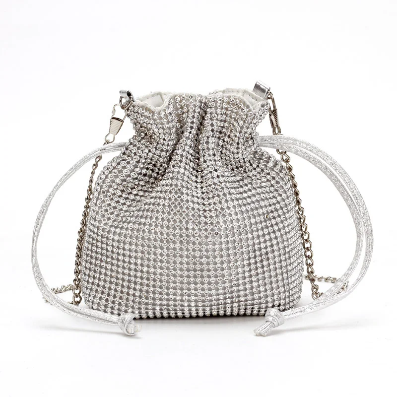 Rhinestone diagonale Umhängetasche für glamourösen Stil. Perfekt für Abendveranstaltungen und verleiht jedem Outfit einen funkelnden Akzent.