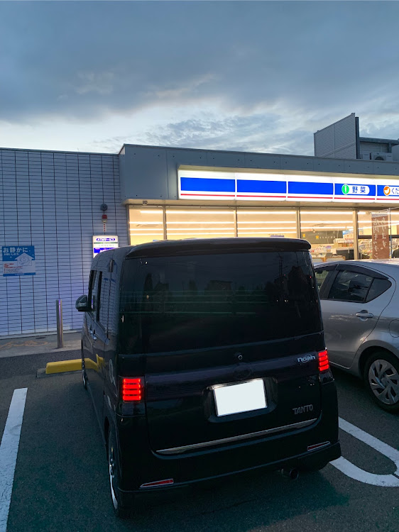 タントカスタムの変わった角度から・LAWSON・からあげクン・テールランプに関するカスタム事例の投稿画像2枚目