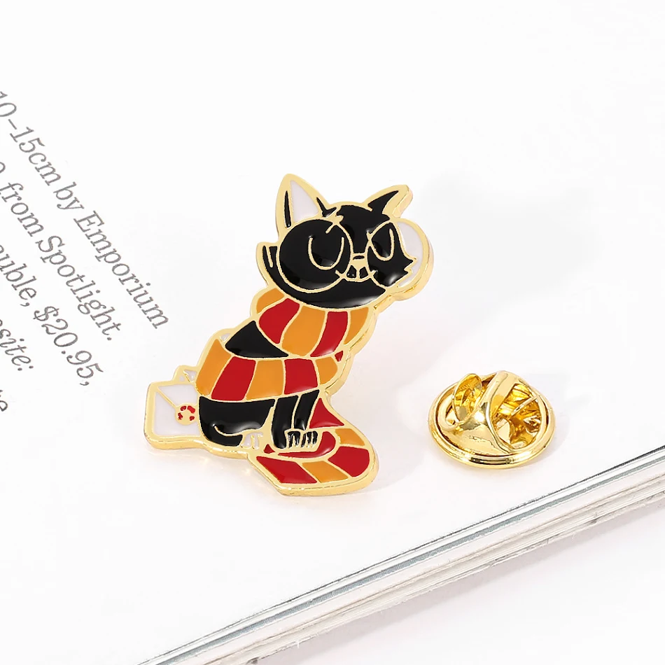 Broche de metal esmaltado de gato fashion com cachecol, um acessório charmoso para roupas e acessórios, ideal para amantes de gatos.