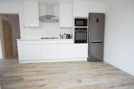 Units are drawer line with pan drawers beneath hob and oven. Beautifully tiled floor.