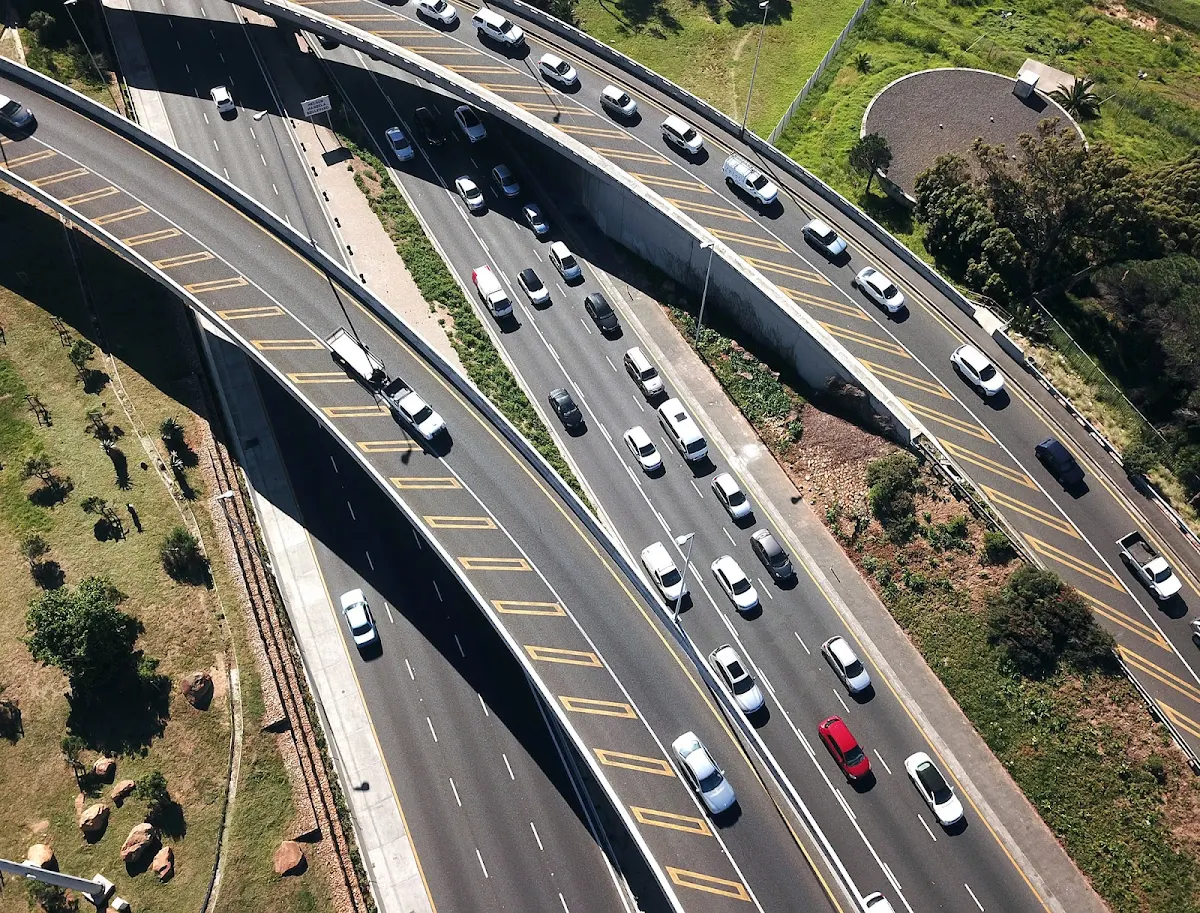 Foto aérea de um viaduto.