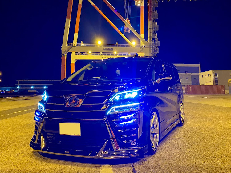 ヴェルファイアの21インチ・ZEAST ST2・本牧埠頭・洗車・生脚に関するカスタム事例の投稿画像1枚目