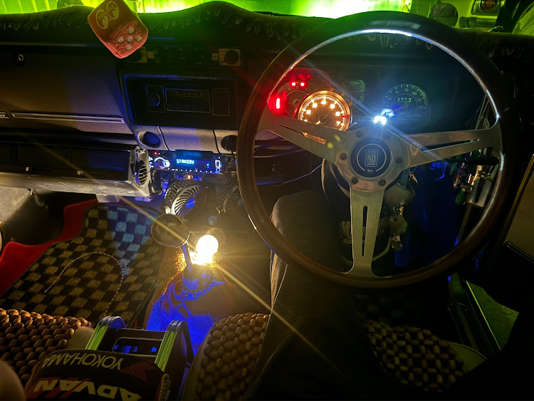 ブルーバードの夜の車内空間・再来週はオールジャパンに関するカスタム事例の投稿画像1枚目