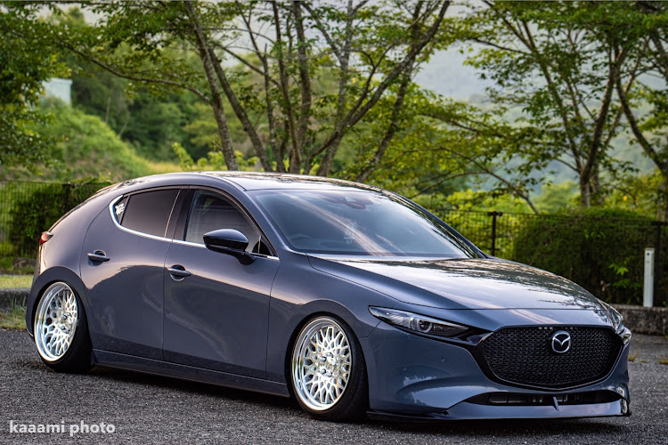 MAZDA3のオフ会・６月もよろしくお願いします・６月も宜しくお願いします・低いようで低くない丁度良い高さ・斜め前に関するカスタム事例の投稿画像1枚目