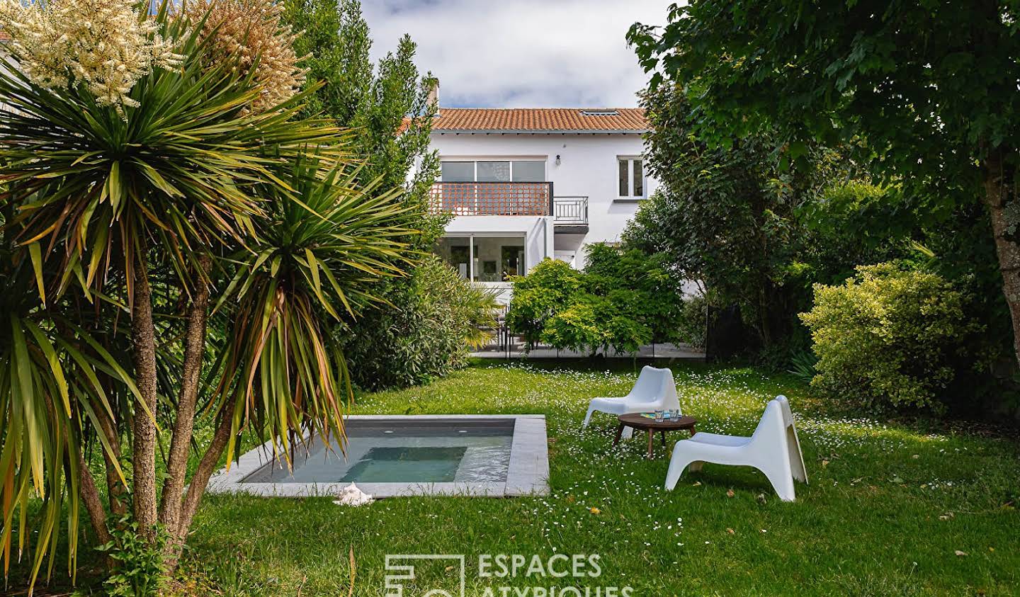 House with pool and terrace La Rochelle
