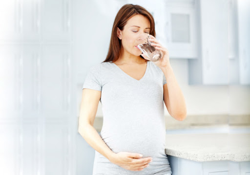 Mẹ bầu nên lên lịch uống đủ nước luu y suc khoe cho me bau trong mua lanh -02