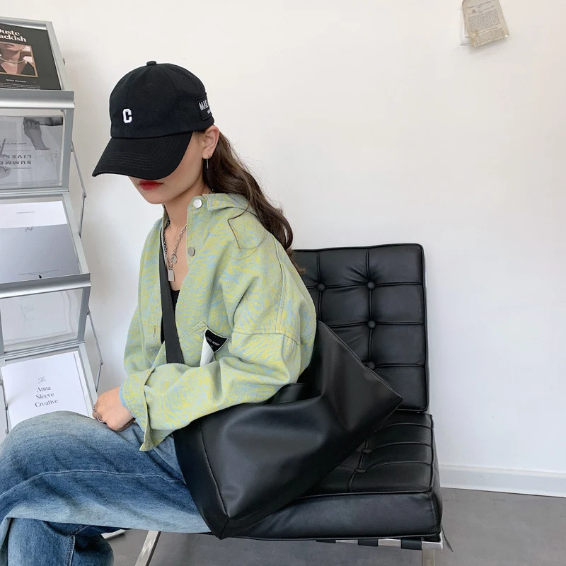 Zachte, modieuze damestas met grote capaciteit. Trendy en casual schoudertas voor vrouwen, ideaal voor dagelijks gebruik en veelzijdig.