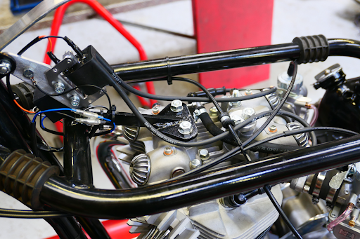 Système d'allumage Electrex monté sur un moteur Triumph Pré-Unit.  nit
