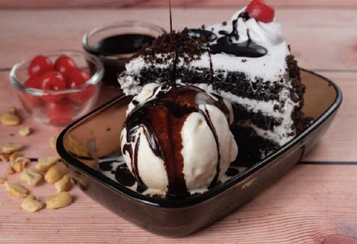 Black Forest With Ice Cream & Chocolate Sauce Cake