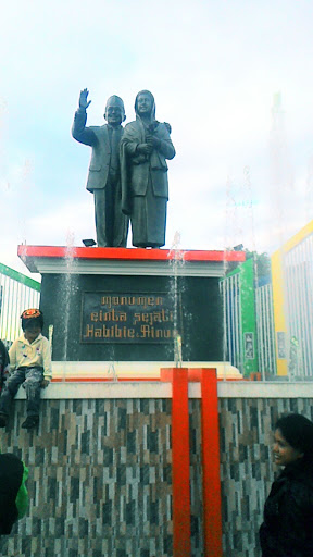 Monumen Cinta Sejati Habibie Dan Ainun