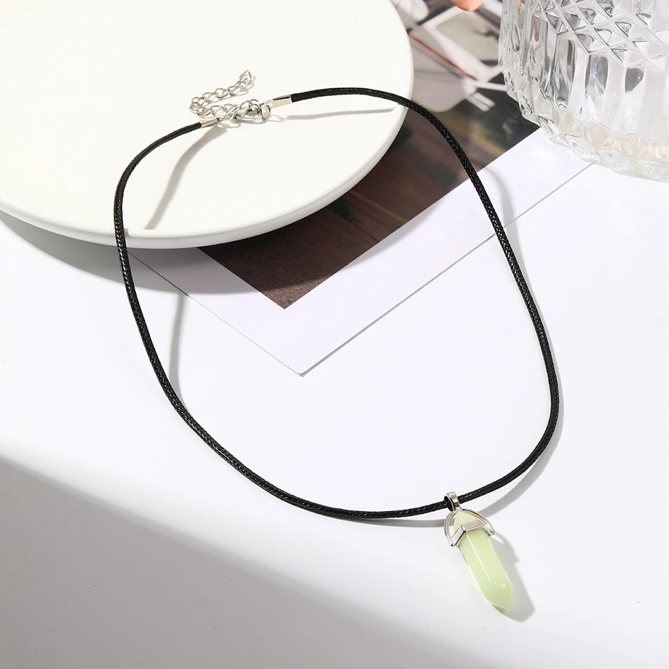 Colar feminino com pingente de pedra luminosa geométrica, acessório de moda que adiciona brilho e estilo a qualquer look, perfeito para mulheres.